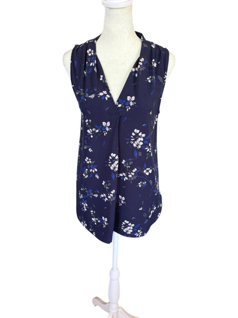 41 Hawthorn dark blue floral sleeveless pullover v-neck tank top blouse size S
